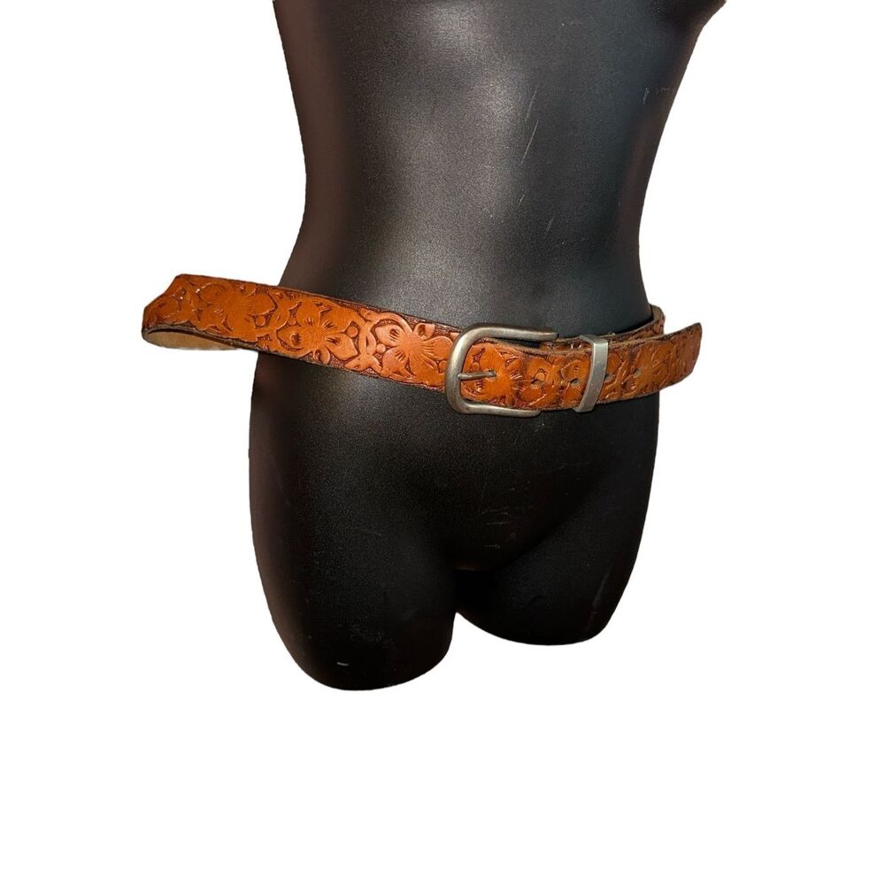 Nice Vintage women BANANA REPUBLIC brown embossed leather western belt with a fl